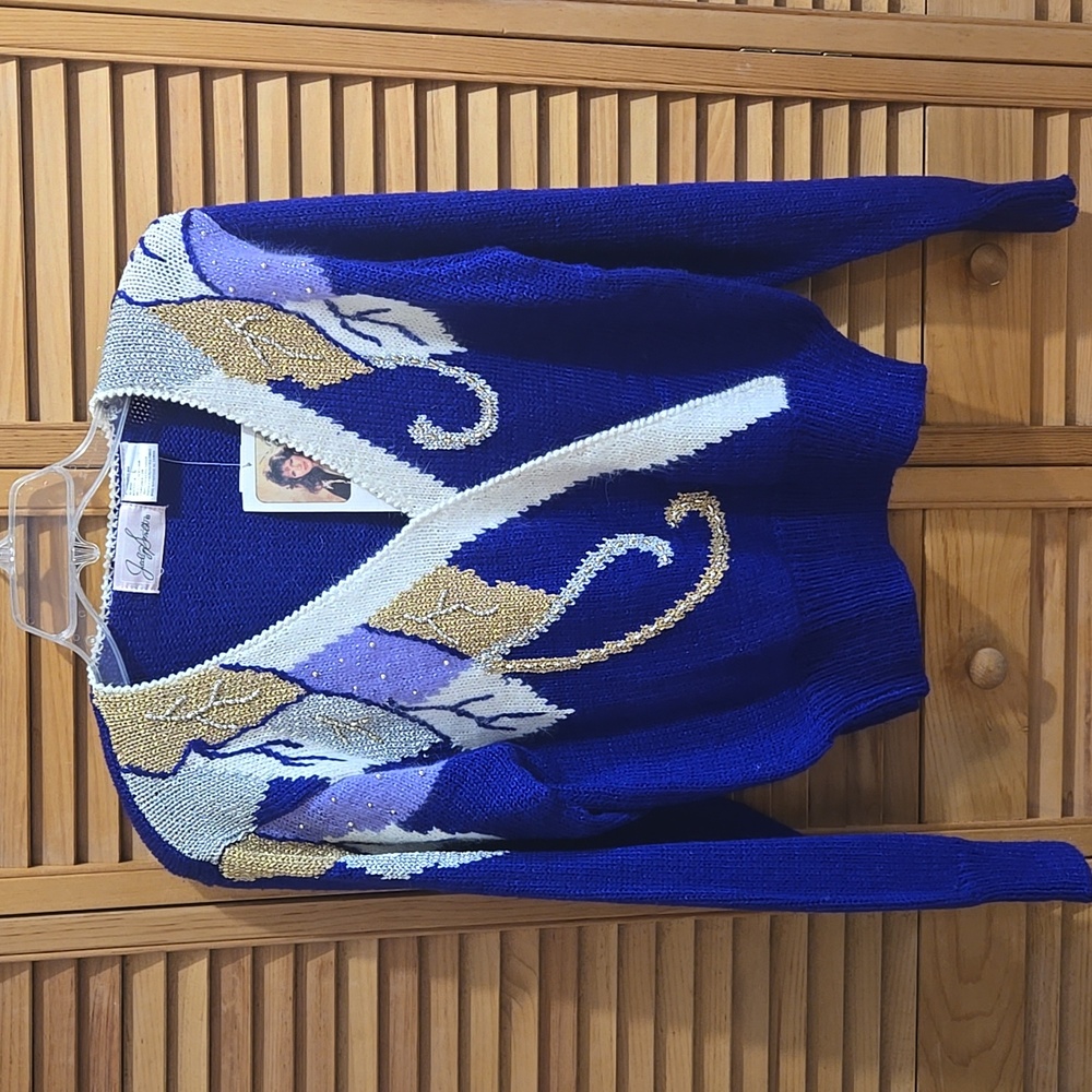 NWT 1980s Jaclyn Smith V-Neck Sweater in Purple and Cream